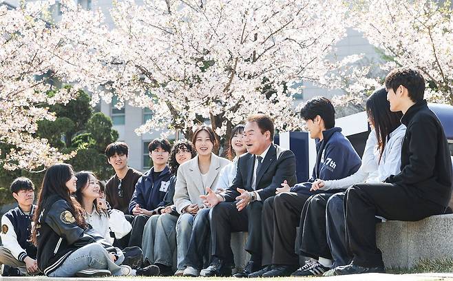 지난 8일 서울 동대문구 한국외대 본관 앞에서 강기훈 총장이 학생들과 대화하고 있다. 김경록 기자