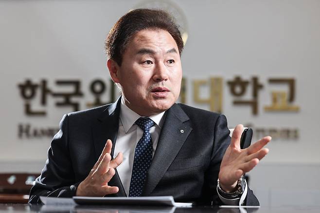 지난 8일 서울 동대문구 한국외대 본관에서 강기훈 총장이 데이터와 AI를 통한 대학의 혁신 비전을 설명하고 있다. 김경록 기자