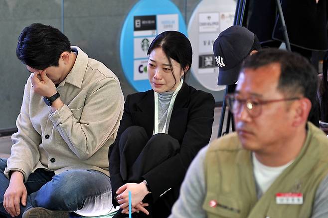 3월27일 주주총회가 끝나고 전국언론노조 YTN지부가 주최한 결의대회에서 후배들 이야기를 들으며 눈물을 흘리고 있다. /언론노조 YTN지부 제공