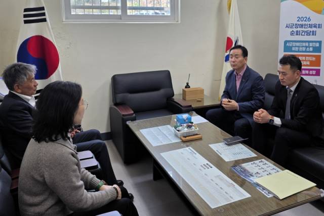 ▲ 강원도장애인체육회 방정기 사무처장과 박성일 생활체육부장이 13일 강릉시장애인체육회에서 시군장애인체육회 순회간담회를 진행하고 있다.  강원도장애인체육회 제공