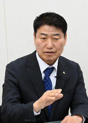 함명준 더불어민주당 고성군수 예비후보가 15일 강원도민일보 스튜디오에서 ‘6·3 지방선거 직격인터뷰’를 가졌다. 서영 기자