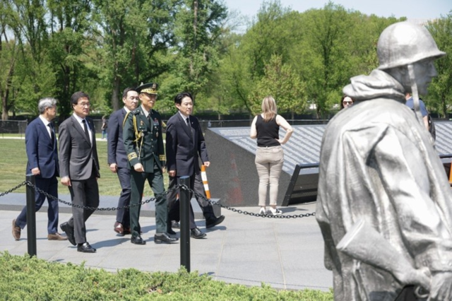 ▲ 미국을 방문 중인 국민의힘 장동혁 대표가 14일(현지시간) 한국전쟁 기념비를 참배하기 위해 방문하고 있다.  국민의힘 제공