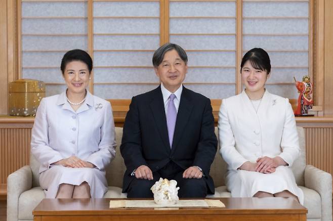 ▲ 2023년 12월 23일 나루히토(가운데) 일왕과 마사코(왼쪽) 왕비, 딸 아이코(오른쪽) 공주가 도쿄 일본 도쿄 황궁에서 새해맞이 가족 사진 촬영을 하고 있다 [일본 궁내청]&nbsp;