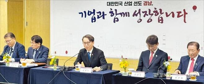 < “기업과 동반성장” > 경남도는 15일 도정회의실에서 6개 시장·군수, 17개 투자 기업 대표들과 핵심 주력산업 투자협약을 체결했다.  /김해연 기자