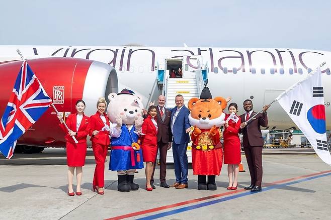 사진 가운데, 버진애틀랜틱 쉐인 로즈 기장과 최고경영자 코닐 코스터
