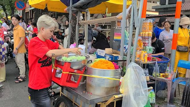 사원 앞에선 으레 오색의 쏘이를 판다. / 사진. © 신예희