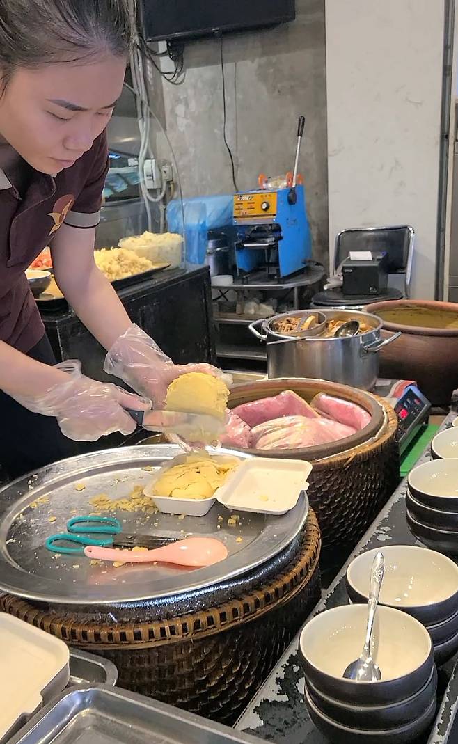 녹두 덩어리를 어슷하게 써는 모습. / 사진. © 신예희