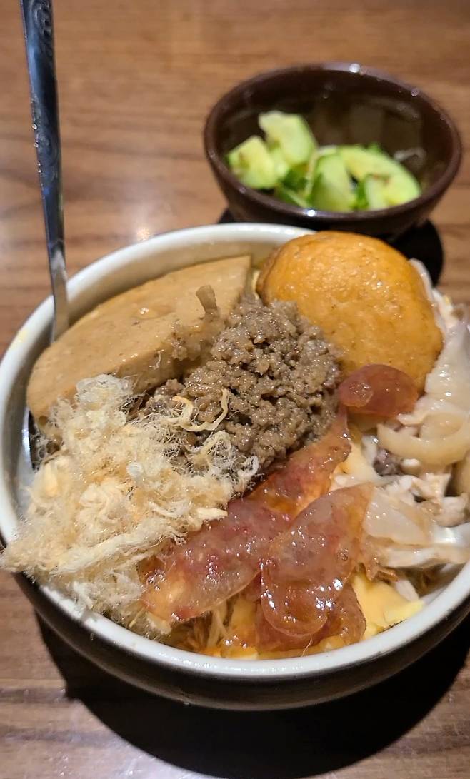 토핑을 너무 많이 얹었나, 밥이 보이지 않는다. / 사진. © 신예희