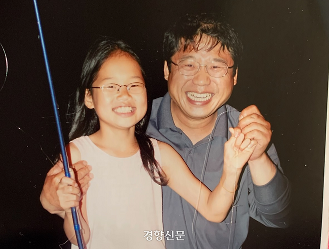 2014년 4월16일 세월호참사로 돌아오지 못한 단원고 2학년10반 김다영양(왼쪽)이 아버지 김현동씨(오른쪽)와 함께 달리도에서 사진을 찍고 있다. 김현동씨 제공