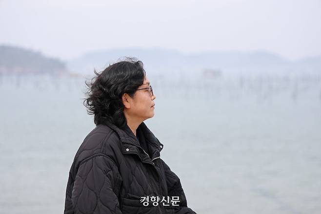 세월호 참사 유가족인 정정희씨가 12일 고향인 전남 목포시 달리도의 바다 앞에 앉아 있다. 정효진 기자