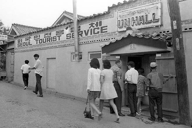 1971년 6월, 용산 미군기지 근처 유흥가 모습. 경향신문 자료사진