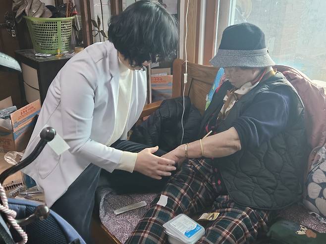 충북 증평군이 ‘증평형 노인복지모델’ 사업의 일환으로 시행중인 ‘방문 진료 서비스’ 모습. 증평군 제공.