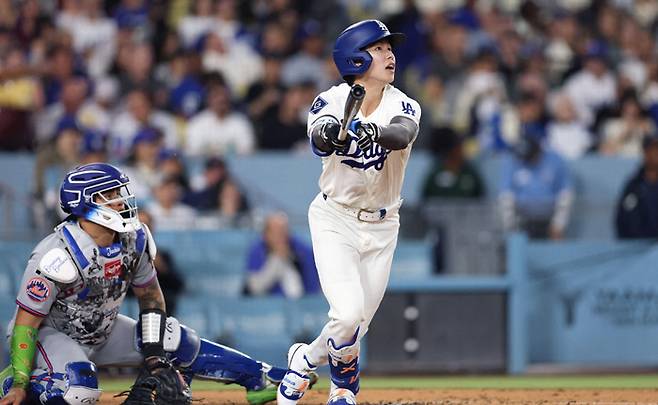 드디어 터졌다! LA 다저스 김혜성이 16일 미국 캘리포니아주 로스앤젤레스 다저스타디움에서 열린 뉴욕 메츠전에서 2회말 시즌 첫 홈런을 때린 뒤 타구를 바라보고 있다.  로스앤젤레스 | AFP연합뉴스