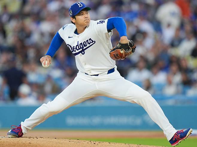 LA 다저스 오타니 쇼헤이가 16일 뉴욕 메츠전에 등판해 투구하고 있다.  로스앤젤레스 | AP연합뉴스