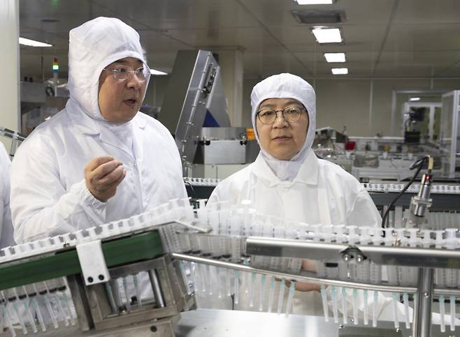 정은경 보건복지부 장관이 15일 경기도 안산시 한국백신에서 열린 혈액 투석의원 대상 주사기 공급 핫라인 구축 협약식에서 주사기 제품을 살펴보고 있다. 보건복지부 제공