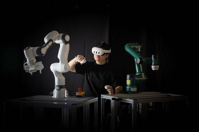 울산과학기술원(UNIST) 연구진이 ‘피지컬 인공지능’ 로봇팔을 테스트하고 있다. UNIST 제공