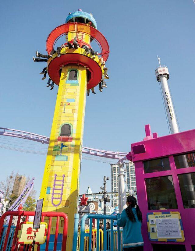 높이 12m 타워를 오르내리는 에오스타워