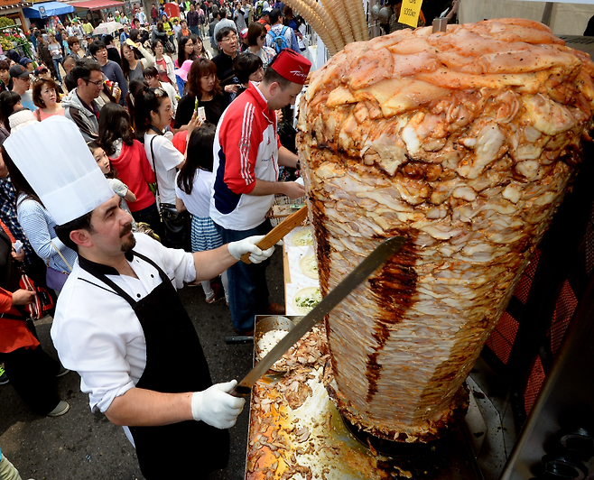 참고 사진. 2013년 5월 12일 서울 성북구 다문화음식축제 현장에서 케밥을 만드는 모습. 이병주 기자