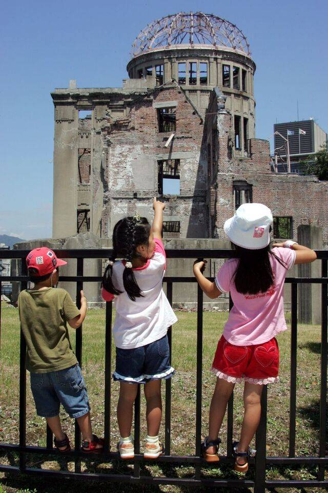 일본의 피폭자 단체 및 평화 단체들은 한목소리로 ‘전쟁의 기억’을 계승해 전쟁을 막아야 한다고 호소했다. 사진은 일본 히로시마 평화기념공원 내 ‘원폭 돔’을 지켜보는 어린이들의 모습. 원폭 돔은 1945년 피폭 당시 흔적을 고스란히 간직하고 있다. 국민일보DB