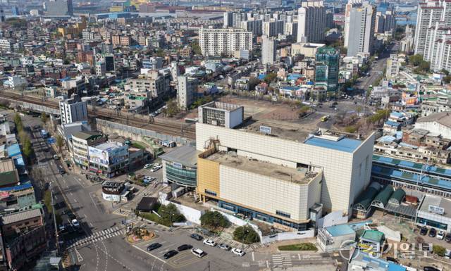 17년째 흉물로 방치 중인 인천 경인국철(경인선·1호선) 동인천 민자역사 철거·개발 사업이 또 다시 불발하면서 중·동구 원도심 활성화에 빨간 불이 켜졌다. 조병석기자