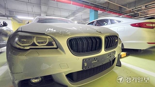 15일 오후 인천 미추홀구 학익동 한 아파트 지하주차장. 회색 승용차 한 대가 번호판이 없는 차량인 것을 숨기기 위해 전면주차를 해 놓은 채 장기간 주차면을 차지하고 있다. 장민재기자