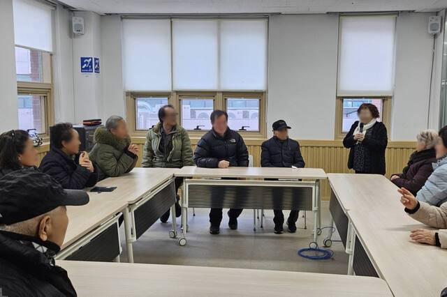 부천 시민들이 부천시장애인회관에 설치된 텔레코일존을 이용하고 있다. 부천시 제공