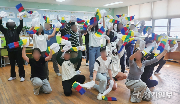 탈춤을 연습중인 6학년 6반 교실. 박화선기자