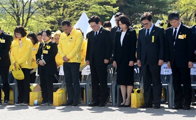 이재명 대통령이 16일 안산시 단원구 화랑유원지에서 열린 ‘4.16 세월호 참사 12주기 기억식‘에서 묵념하고 있다. 경기사진공동취재단