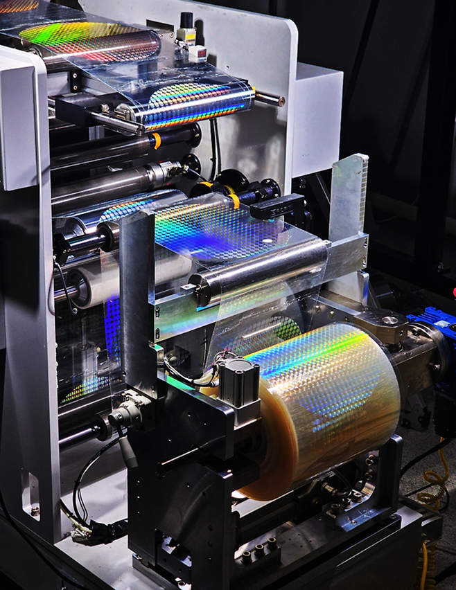 신문을 인쇄하듯 원통형 금형을 회전시켜 얇고 유연한 기판 위에 차세대 메타렌즈를 초고속으로 대량 생산하는 성균관대 선도연구센터의 ‘롤투롤(Roll-to-Roll)’ 장비. [성균관대학교 조규진·김인기 교수 제공]