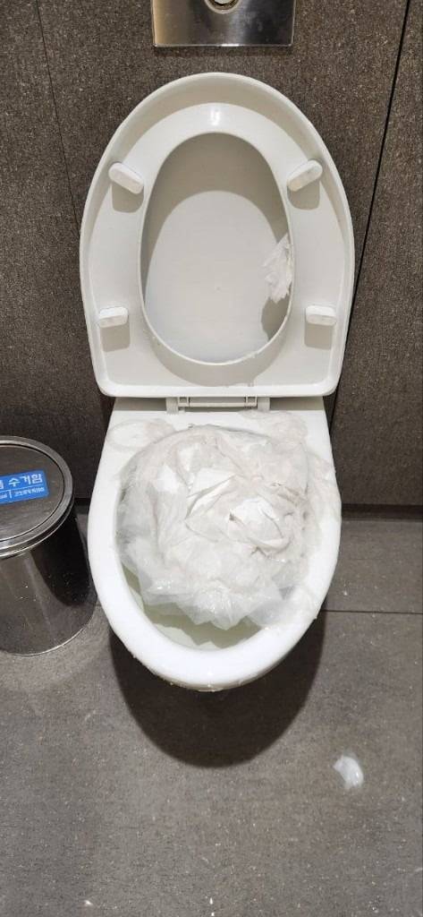뭉치 휴지로 막힌 인천공항 화장실. [김은혜 의원실]