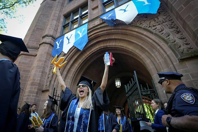 미국 예일대 한 졸업생이 졸업을 기뻐하는 모습. 로이터연합뉴스