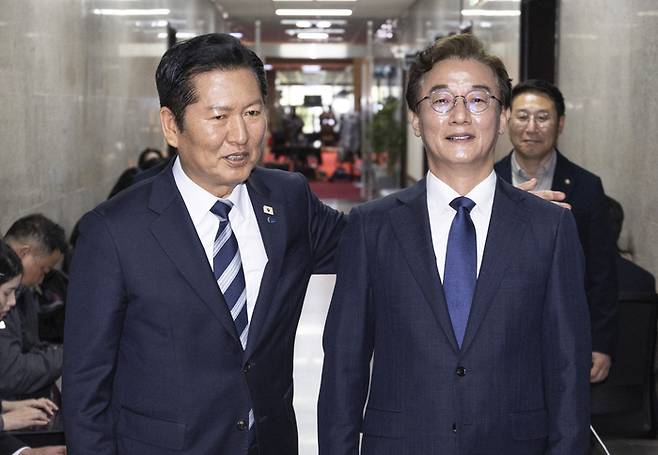 정청래 더불어민주당 대표(왼쪽)와 전재수 부산시장 후보. [연합뉴스]