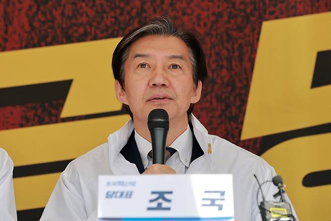 조국 조국혁신당 대표가 16일 국회 본청 앞 정치개혁 촉구 천막농성장에서 열린 최고위원회의에 참석해 발언하고 있다. [연합뉴스]