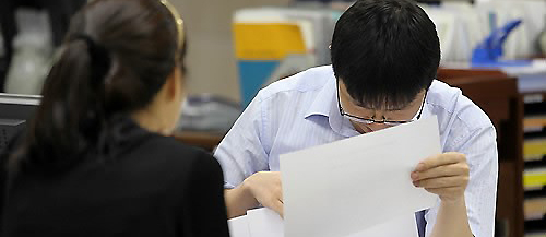 대출 창구에서 대출 상담을 받는 고객의 모습. [연합뉴스]