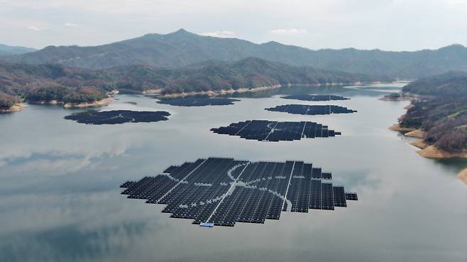 경상북도 안동시 임하호에 설치된 수상 태양광. 한국수자원공사