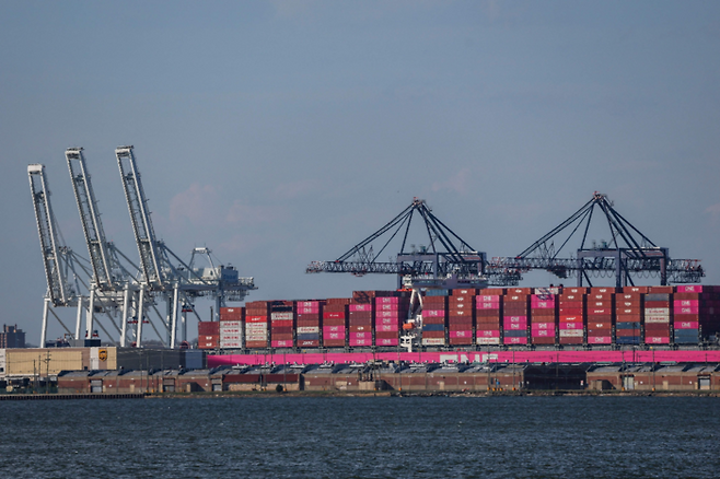 미국 뉴욕 항만에 적재된 컨테이너들 [AFP=연합뉴스]