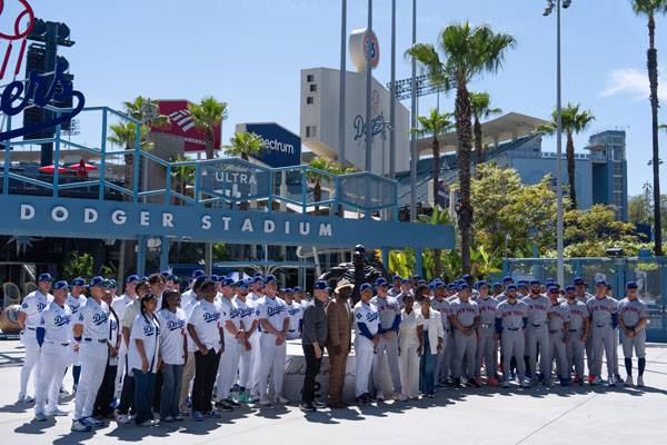 경기 전 재키 로빈슨 동상을 찾은 양 팀 선수단. 사진= AP= 연합뉴스 제공
