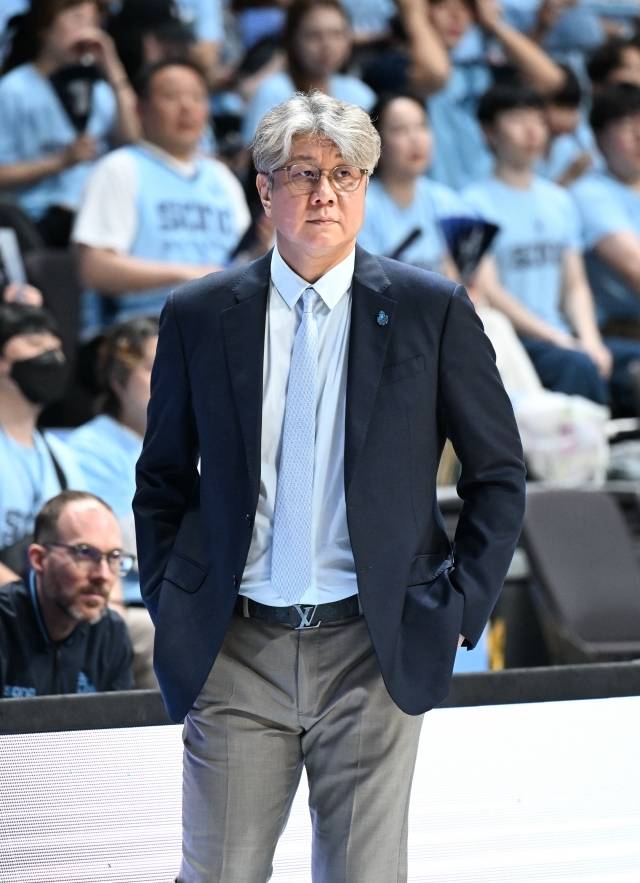 소노의 다음 상대는 ‘정규리그 챔피언’이자 ‘디펜딩 챔피언’ LG다. 더욱 쉽지 않은 상대를 만난 소노. 손창환 감독은 “LG는 포지션 밸런스가 좋은 팀이다. 다만 SK와 달리 피지컬적으로만 보면 해볼 수 있다고 생각한다. LG와 우리는 (아셈)마레이를 제외하면 전체적인 플레이 스타일이 비슷하다고 생각한다. 그래서 정규리그도 3승 3패를 할 수 있었다. 아마 재밌는 시리즈가 되지 않을까 싶다”며 “LG는 체력적인 문제가 없지만 경기 감각에 대한 문제가 있을 것이다. 우리는 고갈된 체력을 회복하는 게 중요해졌다. 1차전이 많은 걸 이야기해주지 않을까 싶다”고 바라봤다. 사진=KBL 제공