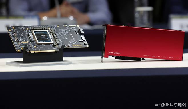 지난 3월 17일 서울 중구 프레스센터에서 열린 국민성장펀드 'K-엔비디아 프로젝트' 민관 합동간담회에서 AI 반도체 기업인 퓨리오사AI 제품이 놓여 있다. /사진=뉴시스