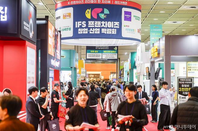 [서울=뉴시스] 정병혁 기자 = 2일 서울 강남구 코엑스에서 열린 2026 IFS 프랜차이즈 창업·산업 박람회가 참관객들로 붐비고 있다. 2026.04.02. jhope@newsis.com /사진=정병혁