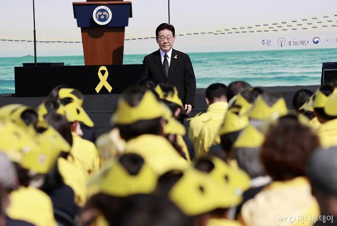 [안산=뉴시스] 최동준 기자 = 이재명 대통령이 16일 경기 안산 화랑유원지에서 열린 세월호 참사 12주기 기억식에서 추도사를 마치고 자리로 향하고 있다. 2026.04.16. photocdj@newsis.com /사진=최동준