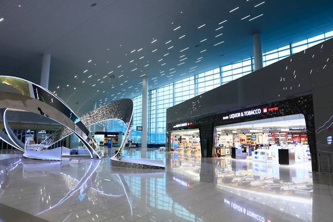 롯데면세점이 과거 인천공항 2터미널에서 운영했던 담배, 주류 상품 매장 전경. /사진제공=롯데면세점