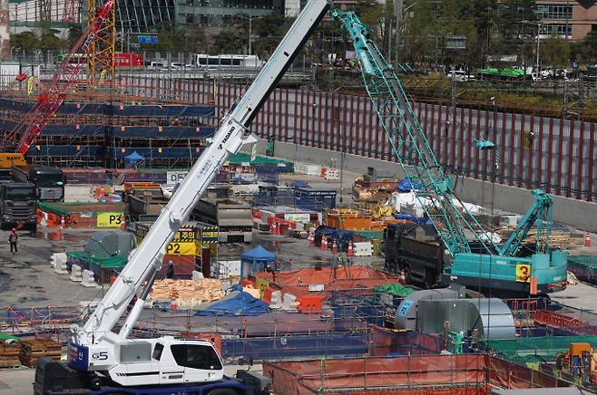 중동 전쟁 여파로 원자재 수급에 차질이 발생하면서 국내 건설현장의 공정 일부가 멈출 수 있다는 우려가 커졌다. 사진은 서울 시내의 한 건설공사현장. /사진=뉴시스