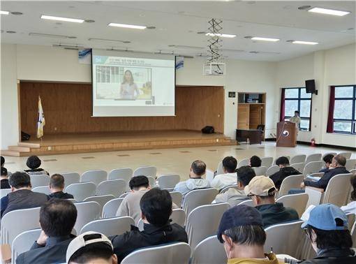 국립수산과학원 연구원들이 전남 완도군 어민을 상대로 넙치 백신 접종 프로그램을 설명하고 있다. 국립수산과학원 제공