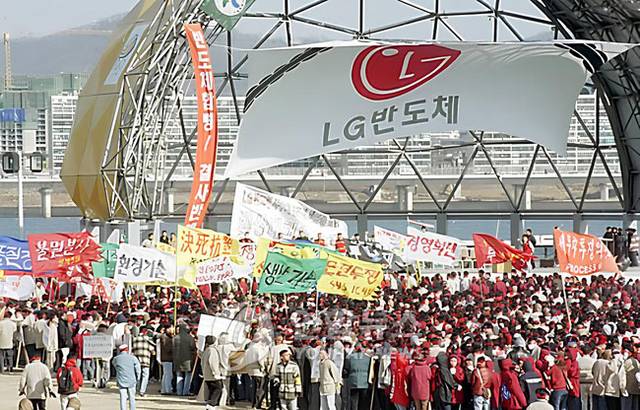 1999년 LG반도체를 현대전자에 매각하는 정부의 ‘반도체 빅딜’에 반대하는 LG반도체 직원 7000여 명이 당해 1월 서울 영등포구 여의도에서 ‘LG반도체 사수 및 생존권 확보’ 결의대회를 하는 모습.  연합뉴스