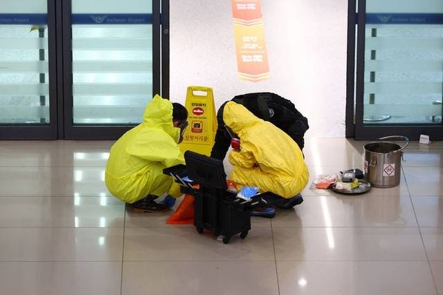 16일 오후 5시쯤 인천국제공항 제1여객터미널 E입국장에서 코카인으로 확인된 마약이 발견 됐다. 이날 출동한 인천공항검역소와 폭발물처리반 관계자들이 마약을 수거하고 있다. 뉴시스