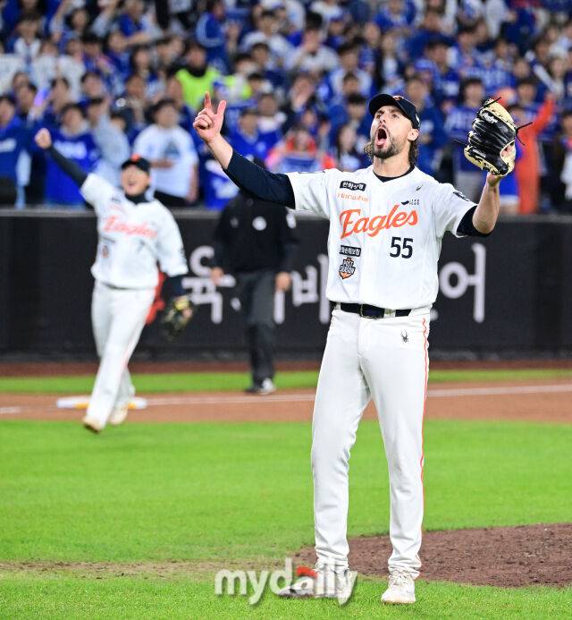 2025년 10월 24일 오후 대전한화생명볼파크에서 열린 '2025 신한 SOL BANK KBO 포스트 시즌' 삼성 라이온즈와 한화 이글스의 플레이오프(PO) 5차전 경기. 한화 와이스가 11-2로 승리하며 한국시리즈 진출을 확정한 뒤 기뻐하고 있다./마이데일리