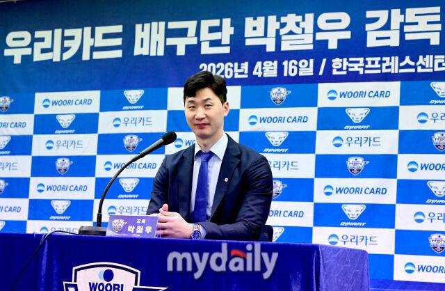 2026년 4월 16일 오전 서울 한국프레스센터에서 '우리카드 배구단 박철우 감독 취임 기자회견'이 열렸다. 박철우 감독이 취재진들의 질문에 답하고 있다.박철우는 현대캐피탈, 삼성화재, 한국전력에서 총 19시즌 뛰며 564경기 통산 6,623득점을 기록한 V리그 레전드다. 2023-2024시즌을 끝으로 은퇴한 뒤 방송 해설자로 활동하다 2025-2026시즌 우리카드 코치로 합류했다, 그리고 지도자 생활 1년 만에 제5대 우리카드 감독으로 선임됐다.