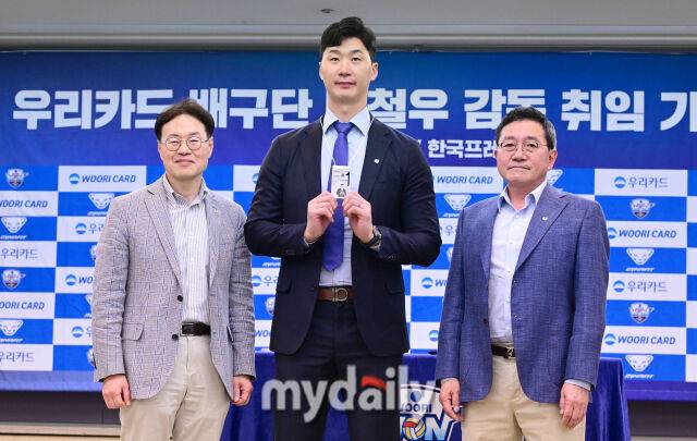 2026년 4월 16일 오전 서울 한국프레스센터에서 '우리카드 배구단 박철우 감독 취임 기자회견'이 열렸다. 이인복 단장, 박철우 감독, 진성원 구단주(왼쪽부터)가 기념촬영을 하고 있다.박철우는 현대캐피탈, 삼성화재, 한국전력에서 총 19시즌 뛰며 564경기 통산 6,623득점을 기록한 V리그 레전드다. 2023-2024시즌을 끝으로 은퇴한 뒤 방송 해설자로 활동하다 2025-2026시즌 우리카드 코치로 합류했다, 그리고 지도자 생활 1년 만에 제5대 우리카드 감독으로 선임됐다.