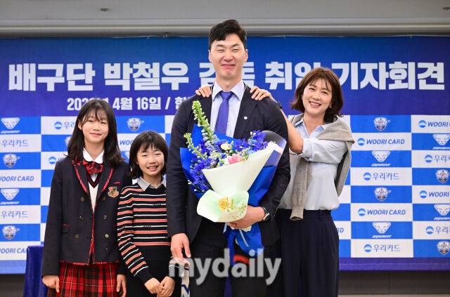 2026년 4월 16일 오전 서울 한국프레스센터에서 '우리카드 배구단 박철우 감독 취임 기자회견'이 열렸다. 박철우 감독이 가족의 축하를 받고 있다.박철우는 현대캐피탈, 삼성화재, 한국전력에서 총 19시즌 뛰며 564경기 통산 6,623득점을 기록한 V리그 레전드다. 2023-2024시즌을 끝으로 은퇴한 뒤 방송 해설자로 활동하다 2025-2026시즌 우리카드 코치로 합류했다, 그리고 지도자 생활 1년 만에 제5대 우리카드 감독으로 선임됐다.